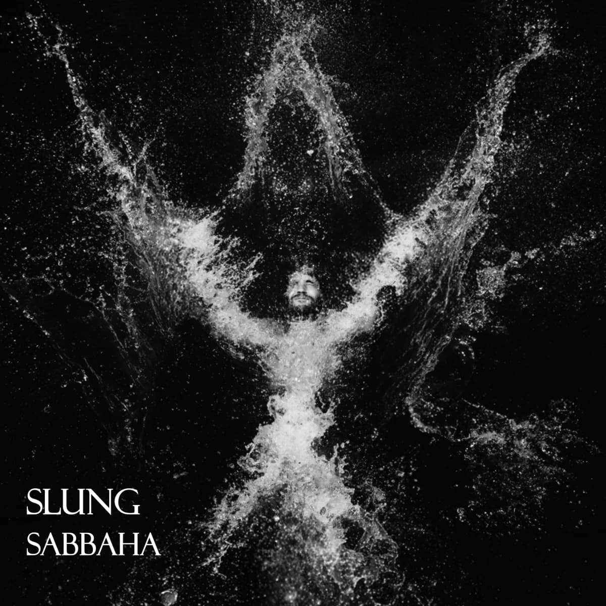 사바하 《SLUNG》 앞표지 — 검은 물 위에 두 팔을 벌리고 누운 사람의 몸이 흰 물보라로 번져 있고, 왼쪽 아래에 SLUNG, SABBAHA라고 적혀 있다