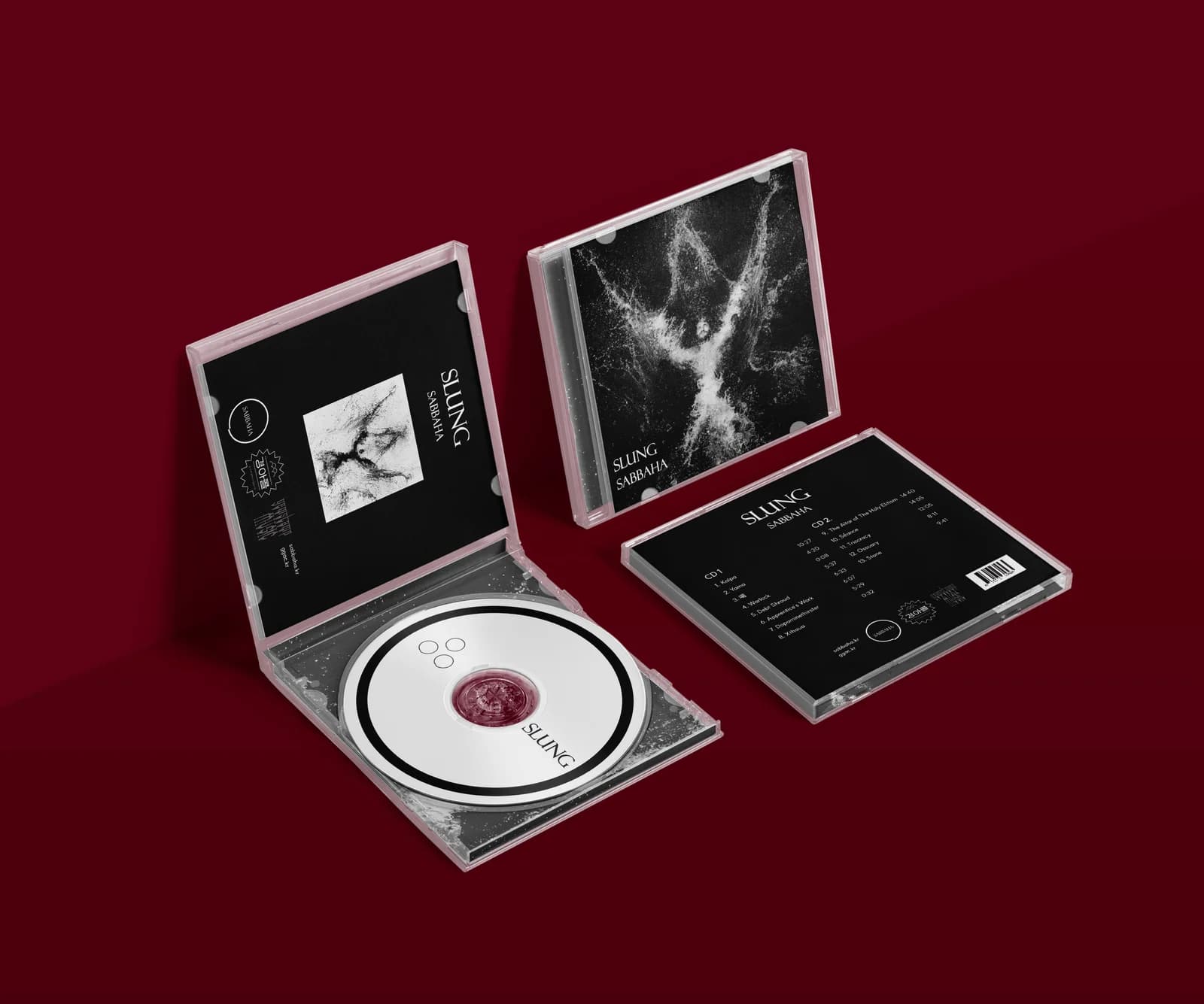 《SLUNG》 CD 완성 목업 — 짙은 붉은 바탕 위에 열린 주얼 케이스와 흰 CD, 앞표지와 트랙 목록이 적힌 뒷면이 놓여 있다