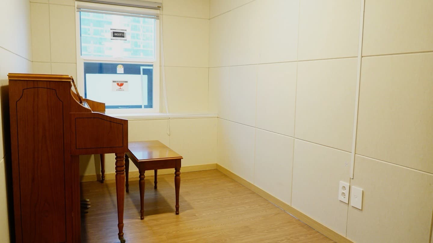 쾌적한 환경의 보컬 녹음 부스 내부