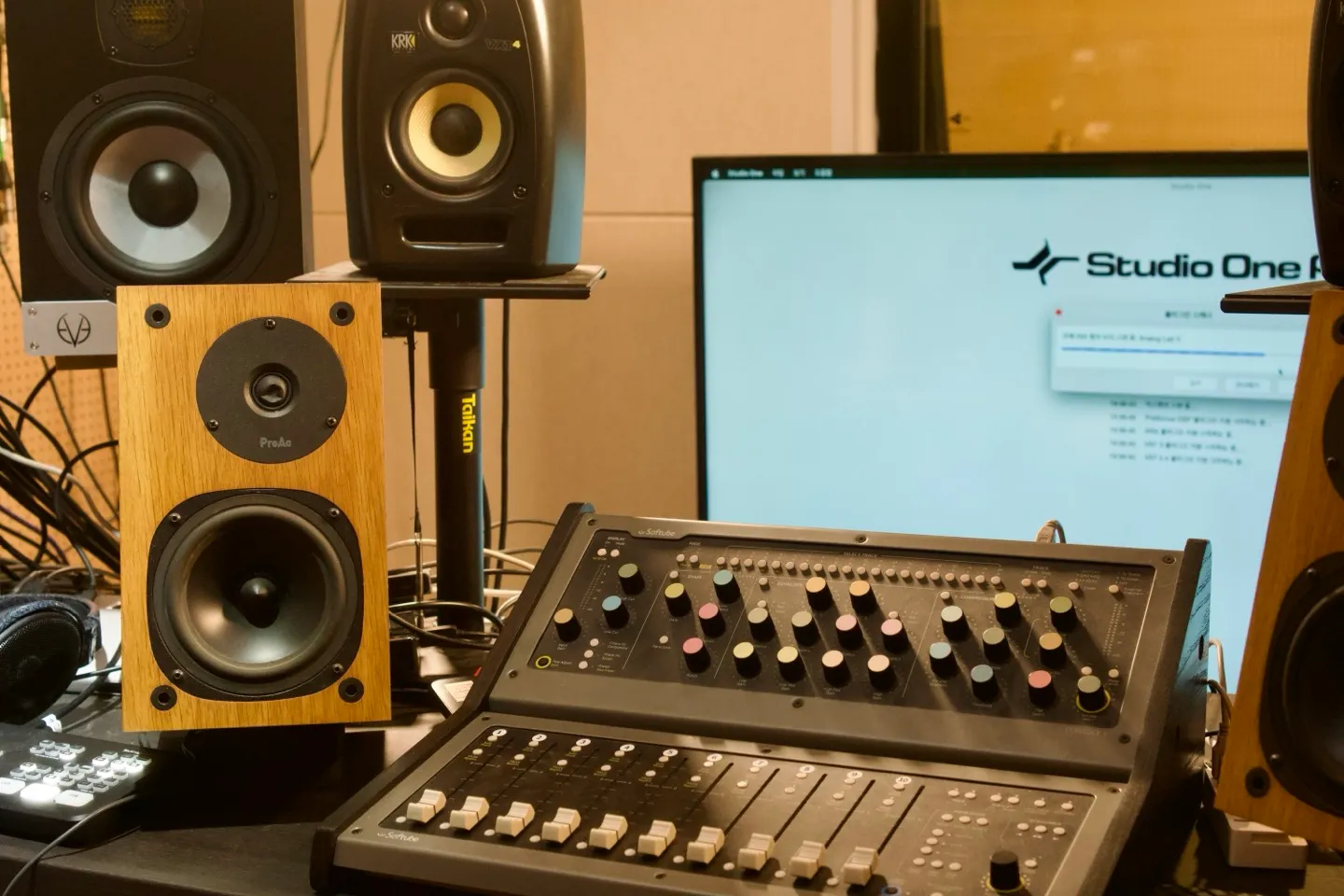 스튜디오 놀 컨트롤 데스크 - Softube Console 1 Fader와 Proac 모니터링 스피커