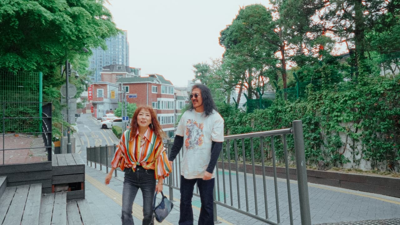 서울을 걷는 두 사람