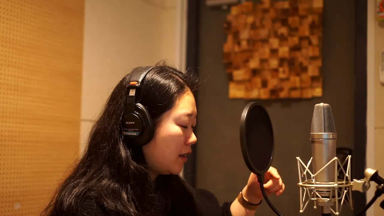 결혼식 축가 녹음을 준비하는 신랑·신부