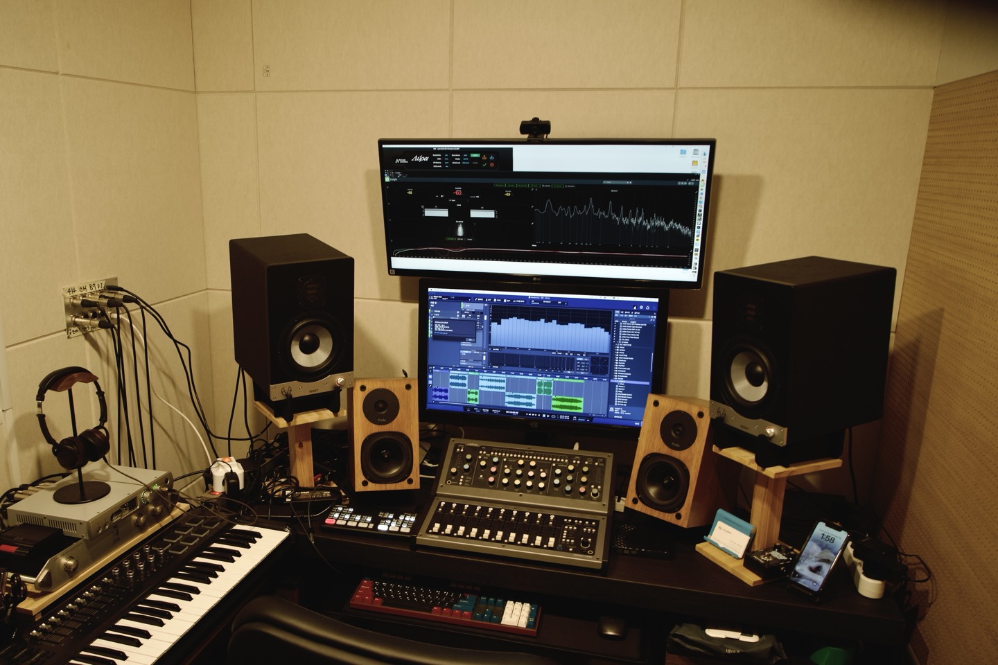 넓은 공간에 어쿠스틱 패널이 설치된 방음 연습실